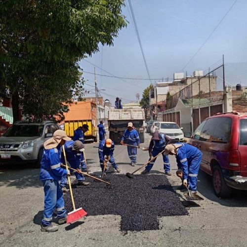 Refuerzan bacheo y mantenimiento vial en Metepec.