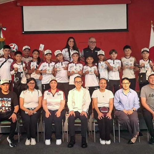 Cumplen niños toluqueños sueño de jugar futbol en Japón