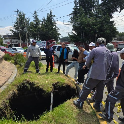 Atiende Gobierno local un socavón en Calzada del Pacífico