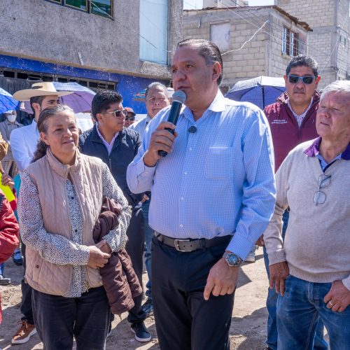 Supervisa Ricardo Moreno pavimentación de calles, con más de 55 años de espera