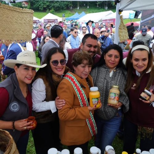 Acompañan congresistas la entrega del Camino La Marquesa-Tenango