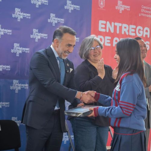 Cumple Fernando Flores compromiso con la educación: entrega tabletas a estudiantes del CECyTEM Metepec