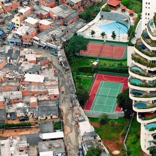 En Ecatepec conviven dos realidades separadas por algunos metros