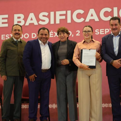 Acompañan congresistas a gobernadora en entrega de basificaciones docentes