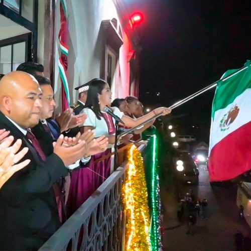 Temoaya retumba de orgullo patrio: Berenice Carrillo Macario encabeza la Ceremonia del Grito de Independencia