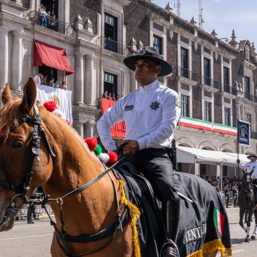 Refrenda Ricardo Moreno el compromiso de la capital mexiquense con el orden y la disciplina en Desfile Cívico-Militar
