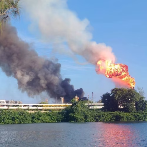 Controlan conato de incendio en pastizales de la Refinería Olmeca en Dos Bocas