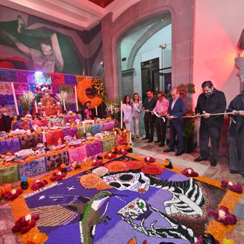 Inaugura el Congreso ofrenda de ‘Día de Muertos’ y exposición de cráneos monumentales